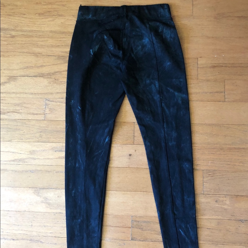 Bebe leggings, black with blue marbleized design